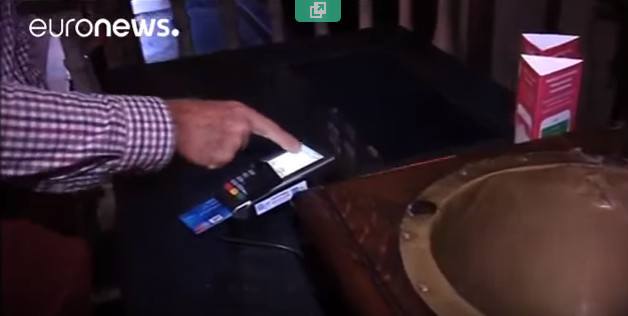 Εκκλησία στο Βέλγιο έβαλε pos στο παγκάρι για τους πιστούς (βίντεο)